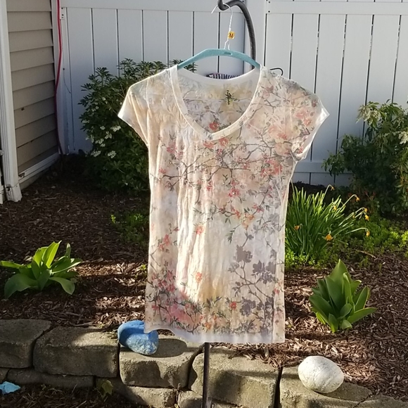 Beautiful shirt with a little bit of sparkle - Picture 1 of 3